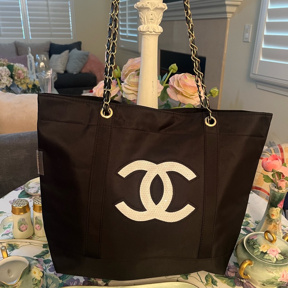 CHANEL VIP Tote Bag - Picture 3 of 8